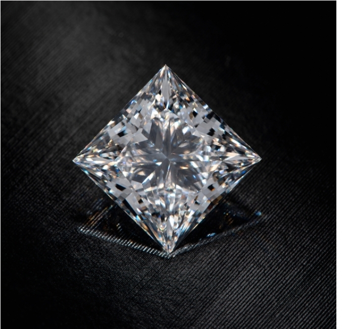 GIA Examines World-Record Laboratory-Grown Diamond